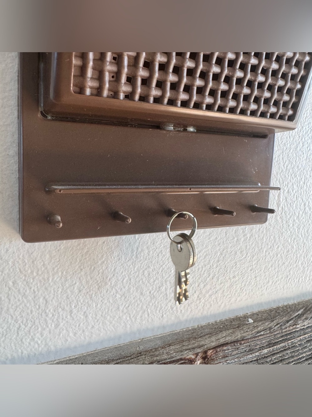 Vintage FESCO 6333 Brown Wall Mount Mail Organizer Letter Holder Key Hooks USA - Picture 4 of 10